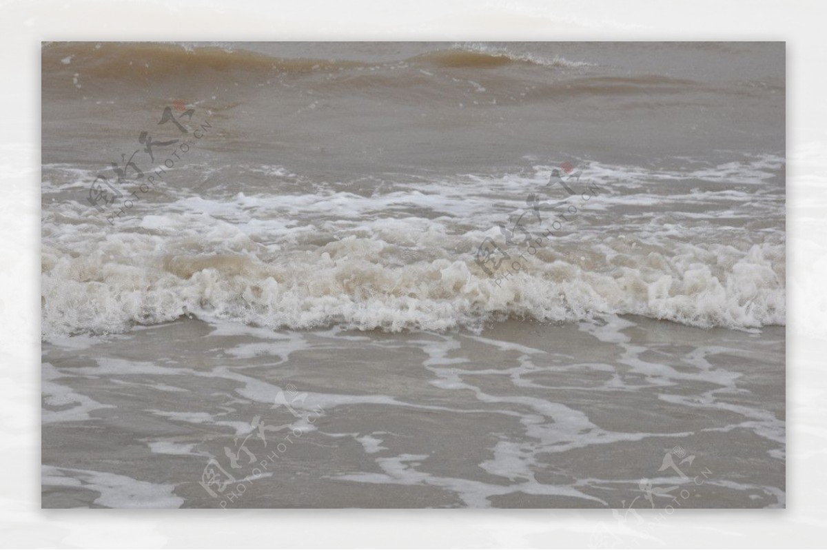 沙滩上的潮水图片