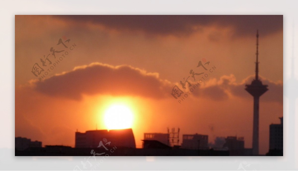 夕阳中的沈阳彩电塔图片