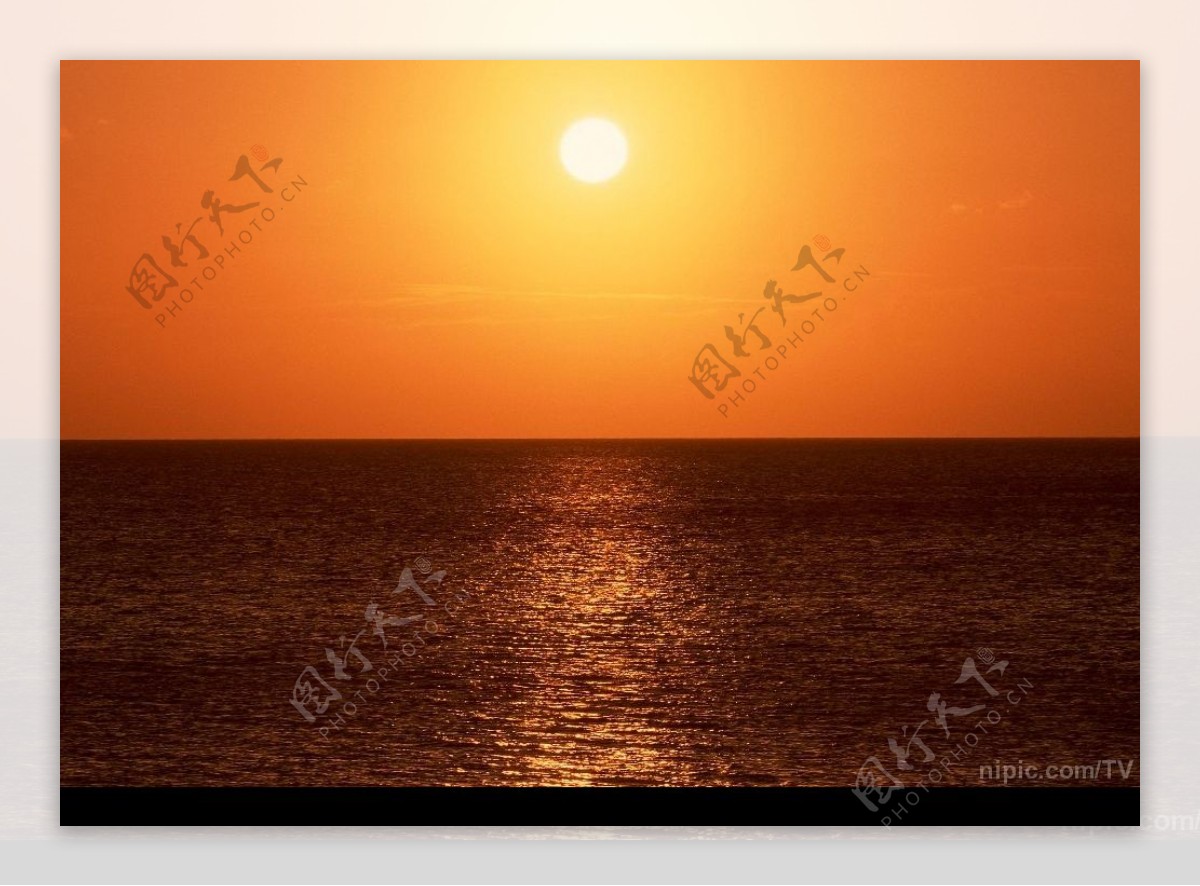 夕阳下的海水图片