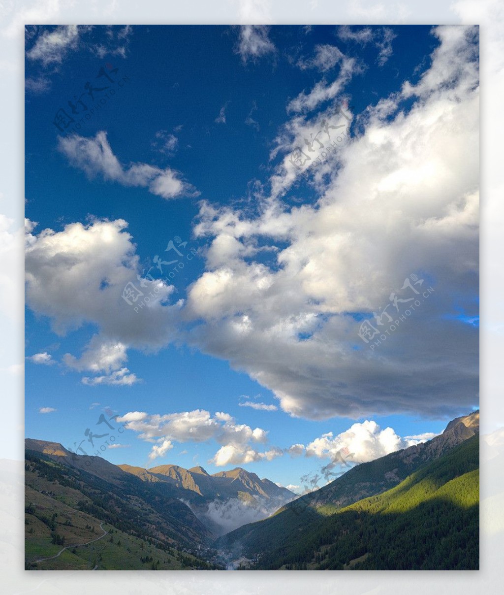 瓦尔基索内山中天空风景图片