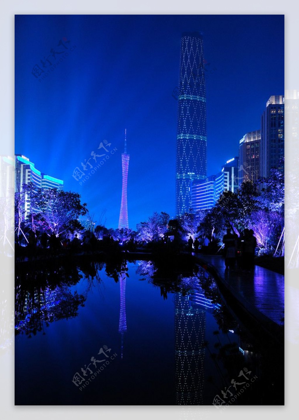 夜幕下的广州塔和广州西塔图片