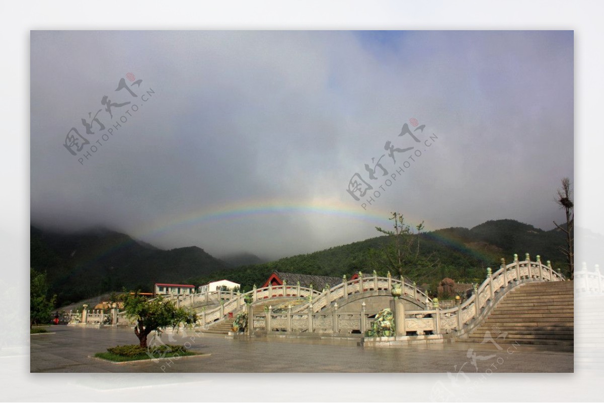 旅游仙菇顶雨中彩虹图片