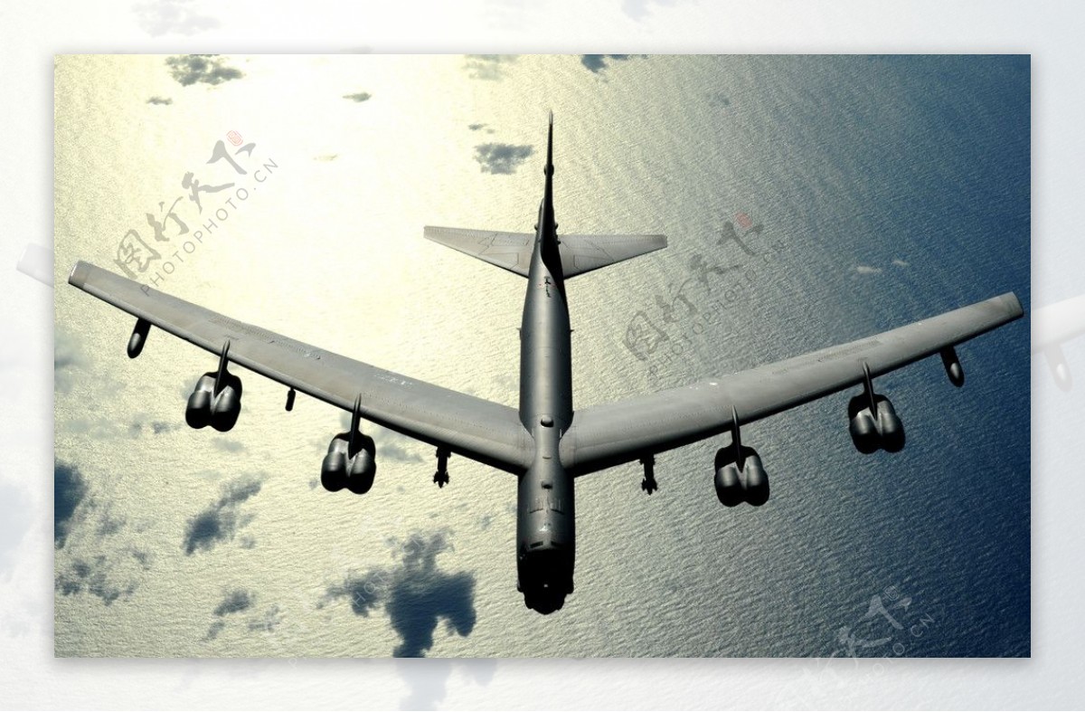 美国B52轰炸机图片