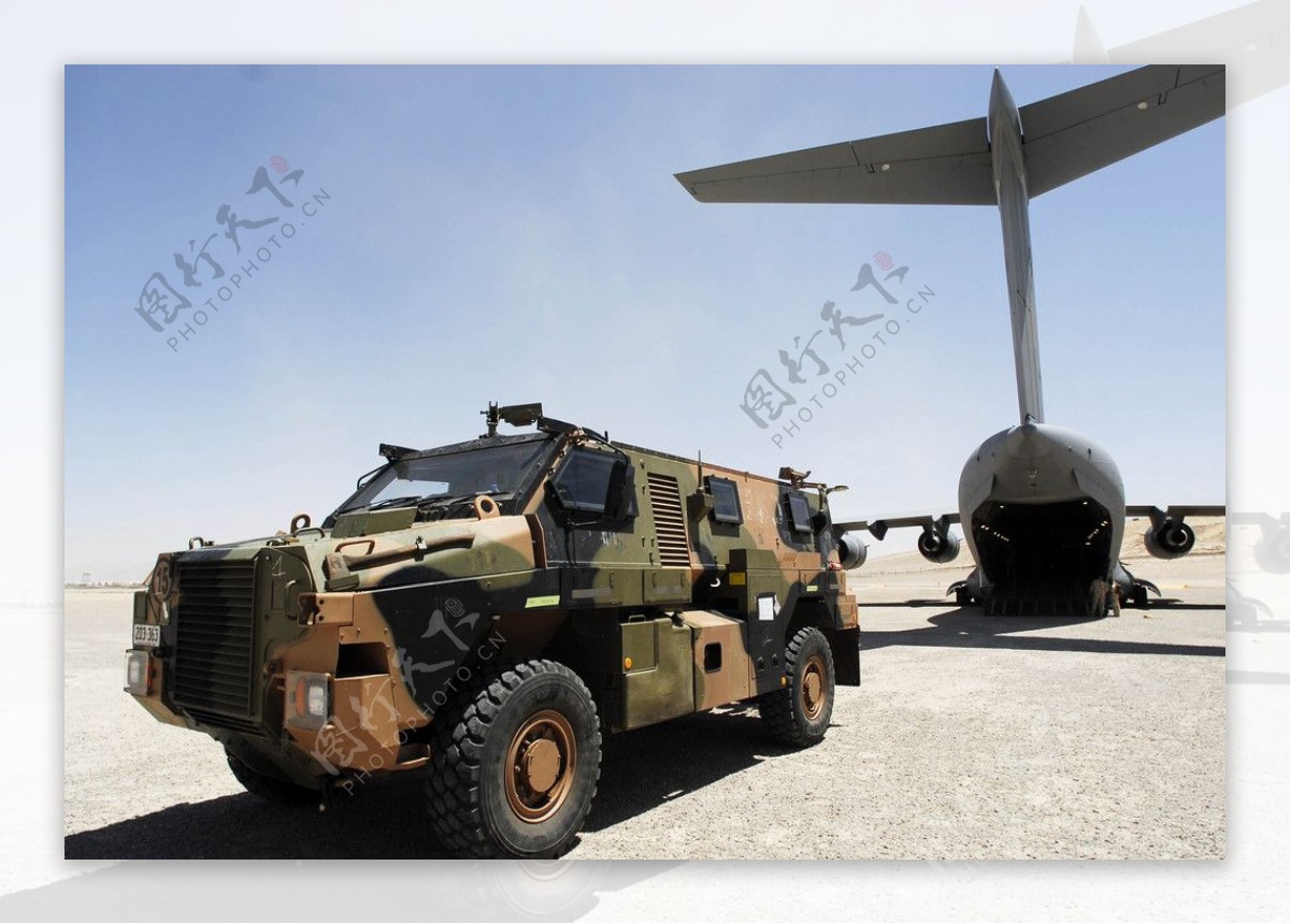 军用运输机与装甲车图片