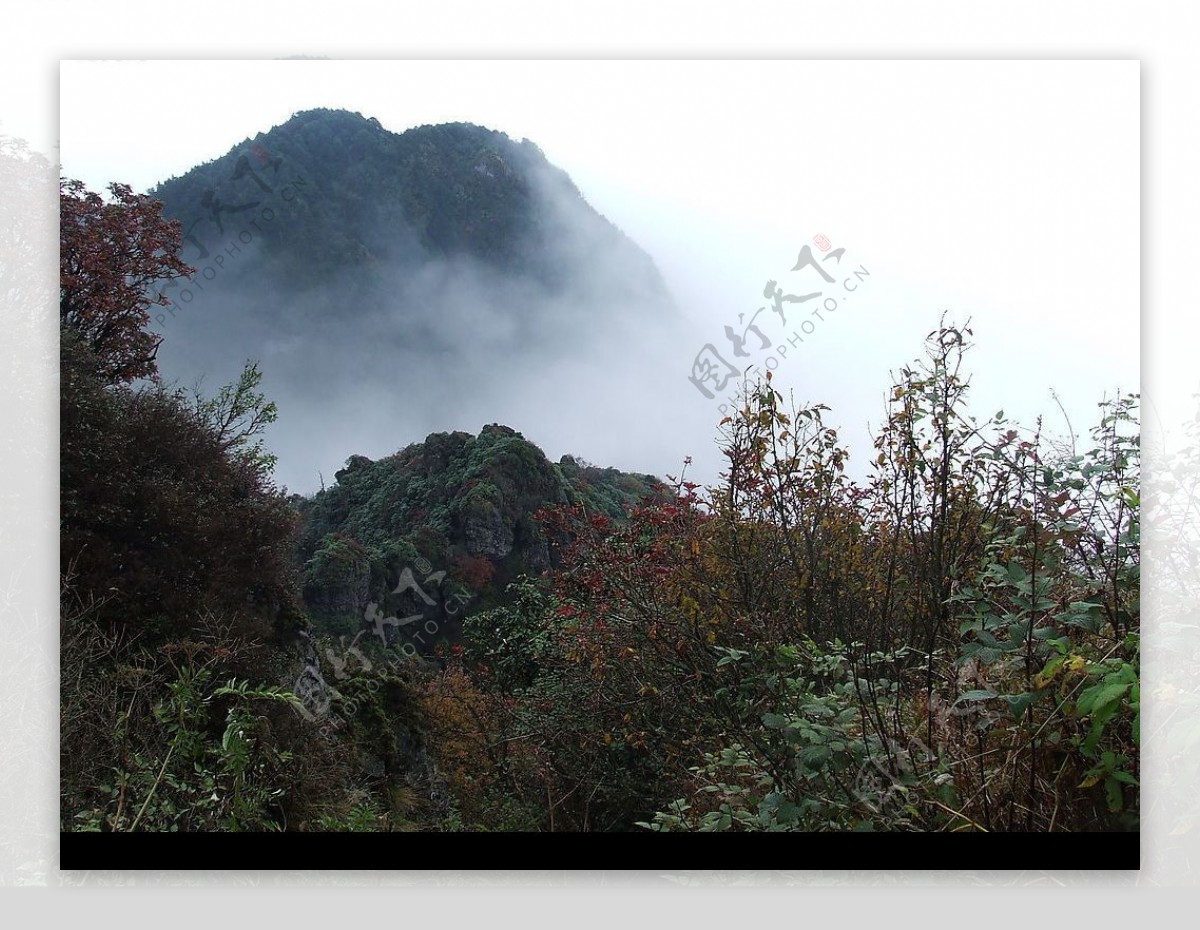 云雾笼罩峨眉山图片