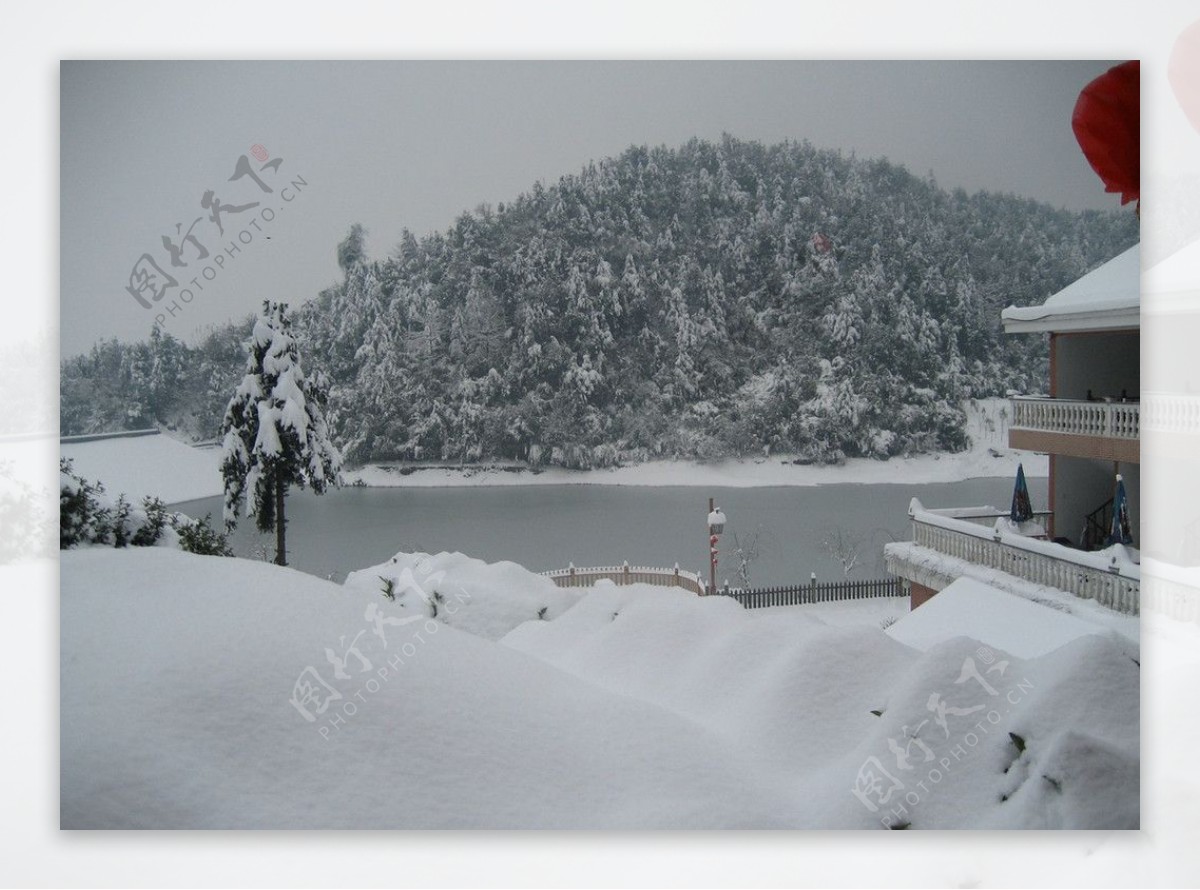 山村下的雪景图片