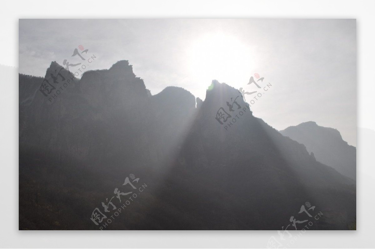 山峰太阳图图片