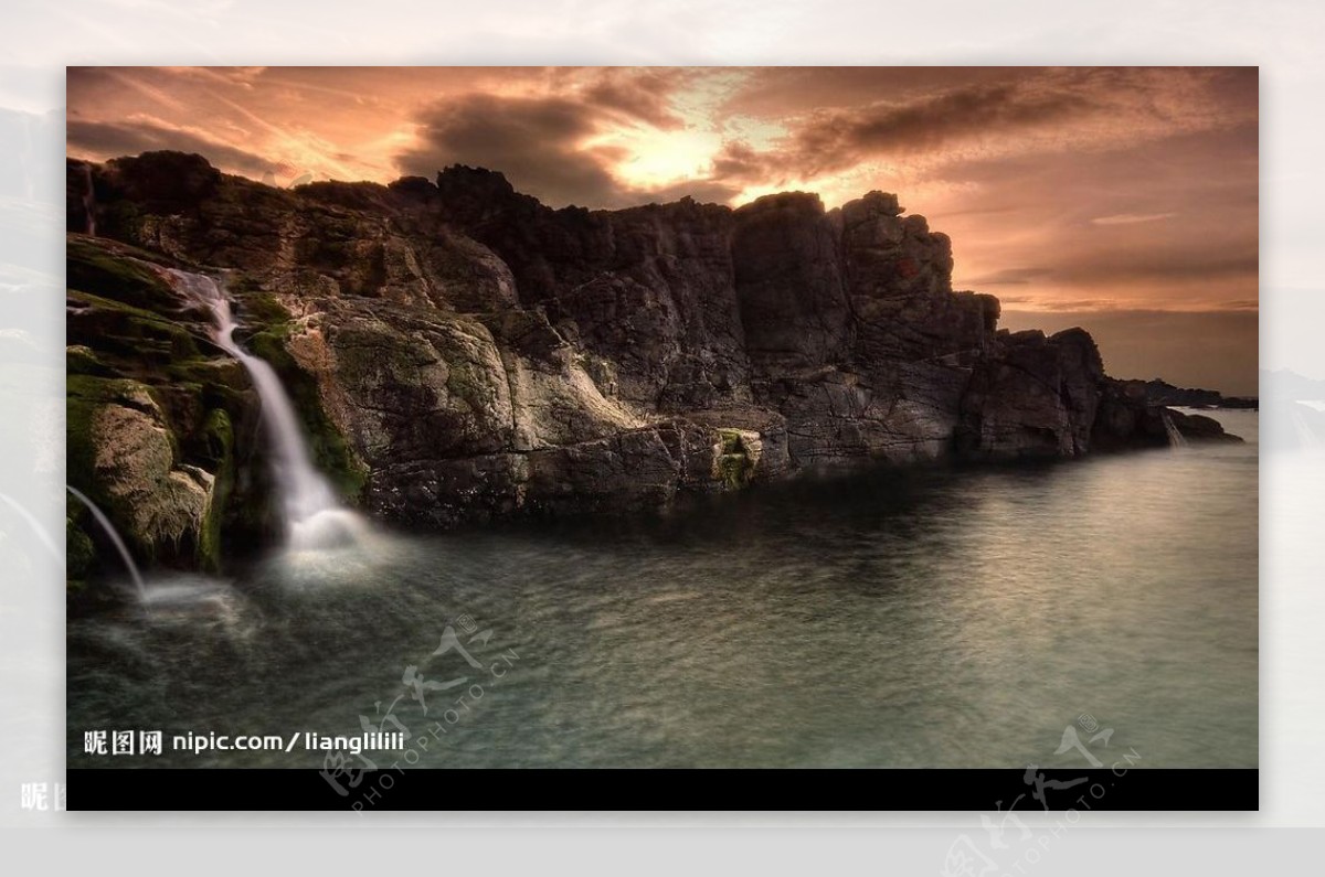 黄昏夕阳下摄影大海悬崖边瀑布景色图片