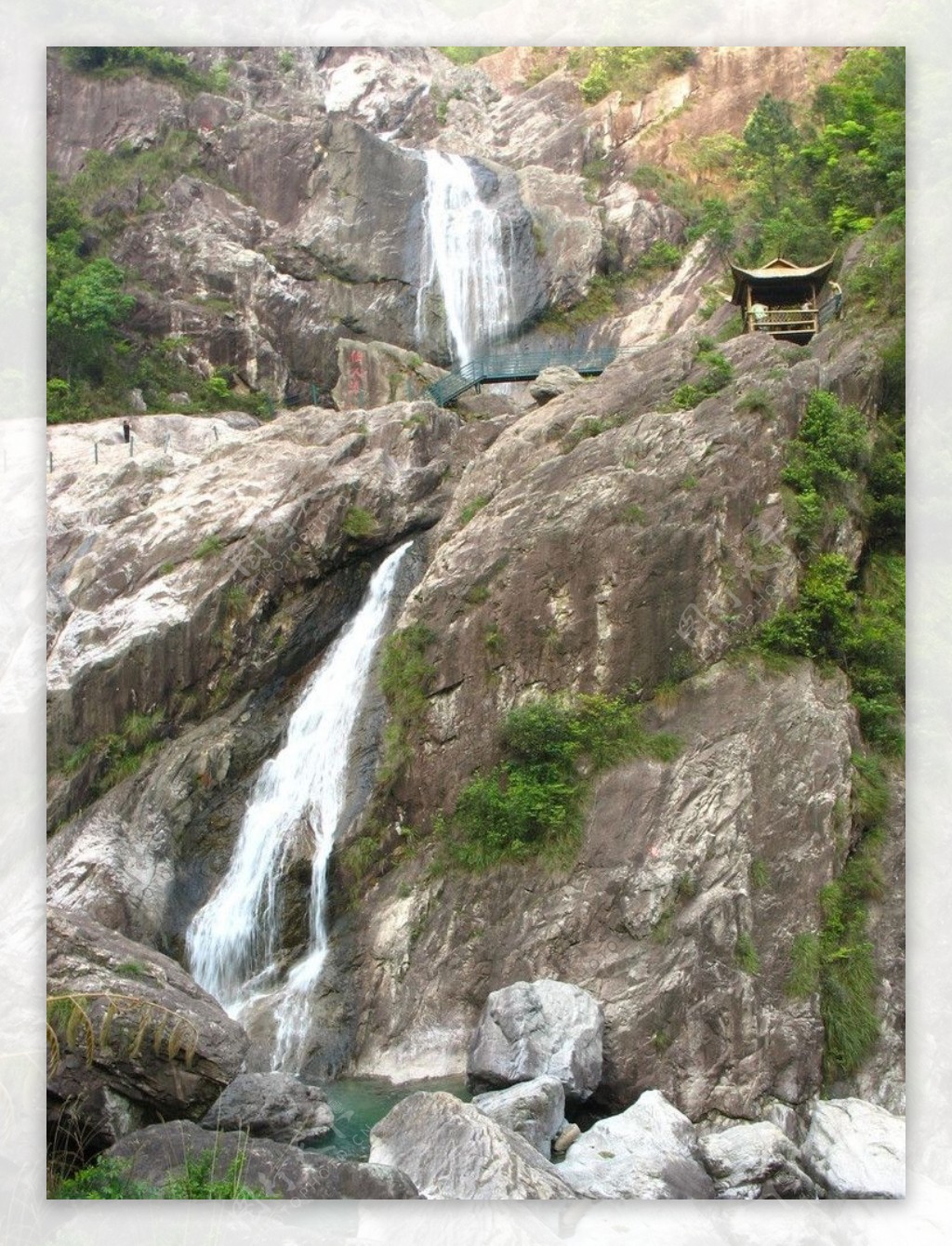 青山瀑布图片
