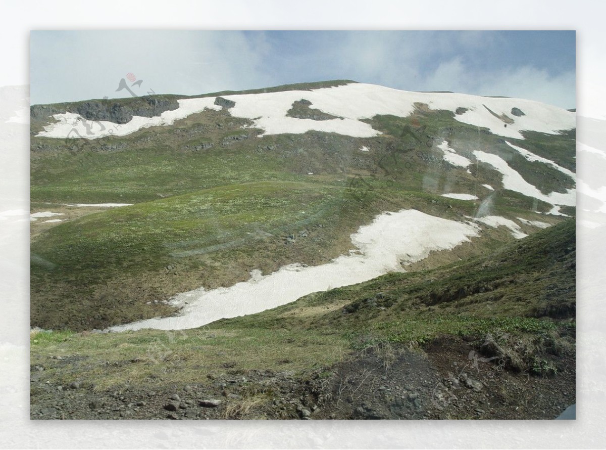 长白山高山苔原带地貌与山顶积雪图片