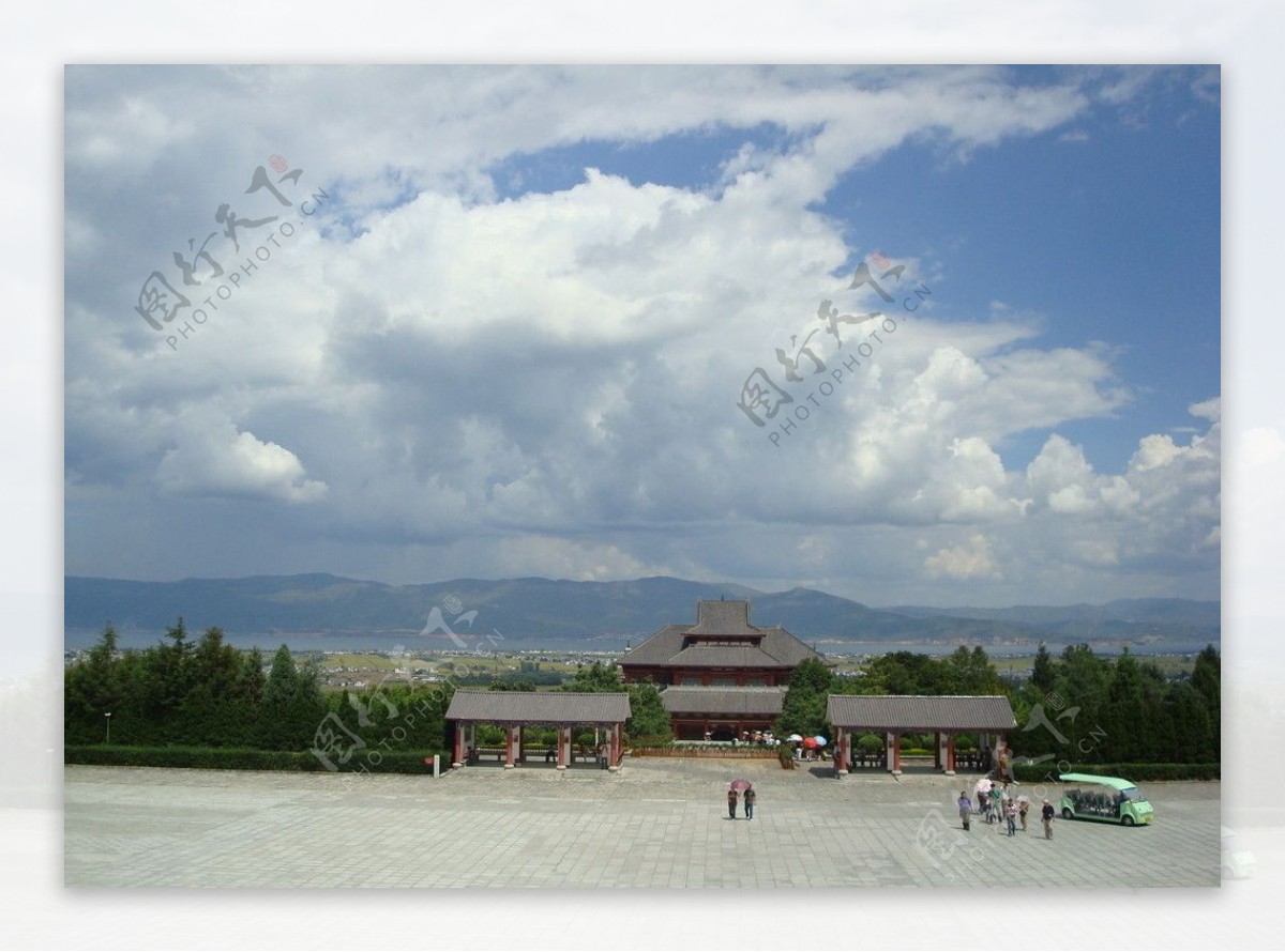 大理寺庙白云图片