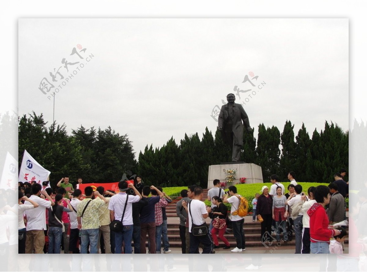 人们在雕像前缅怀邓小平图片