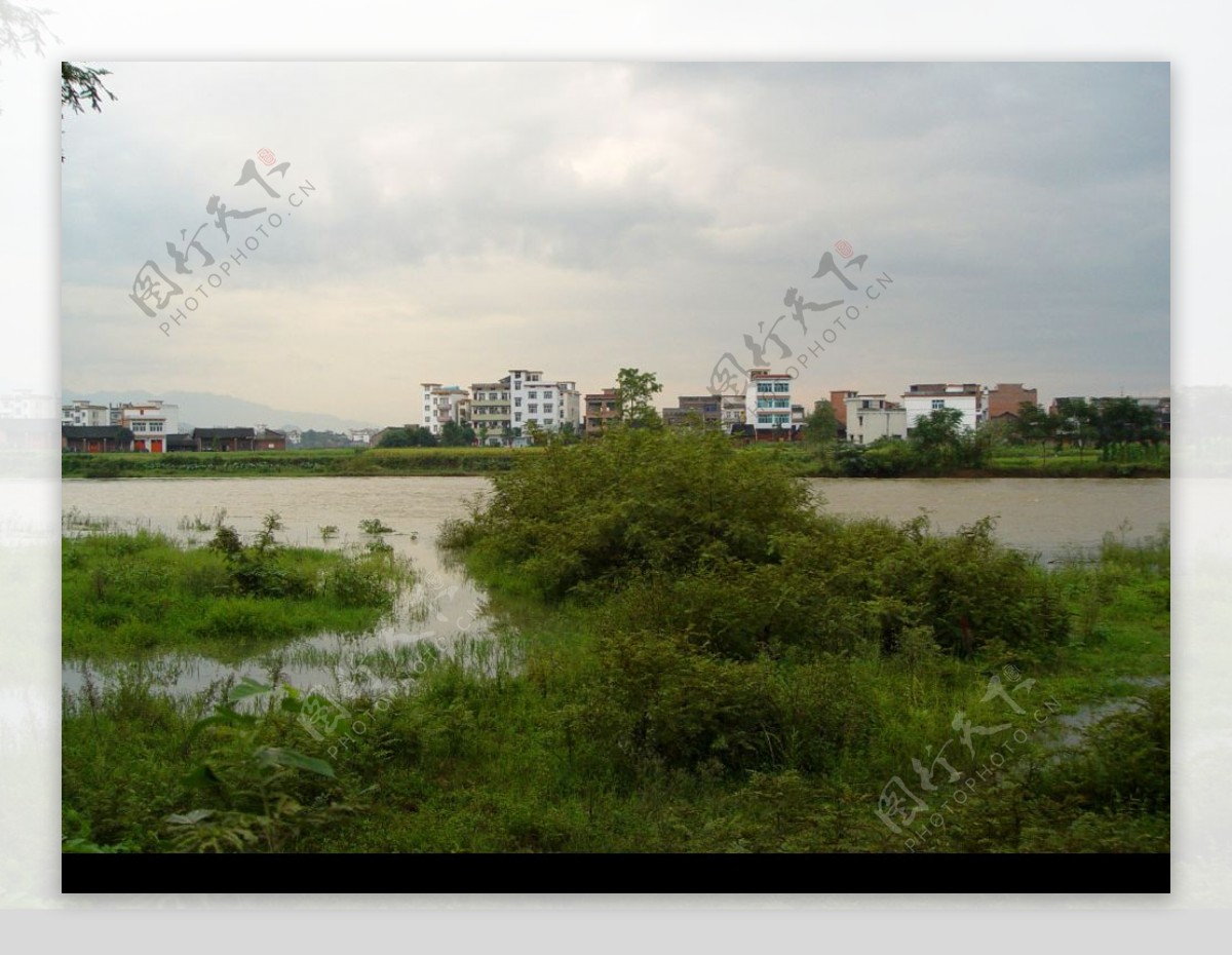 河流村庄图片