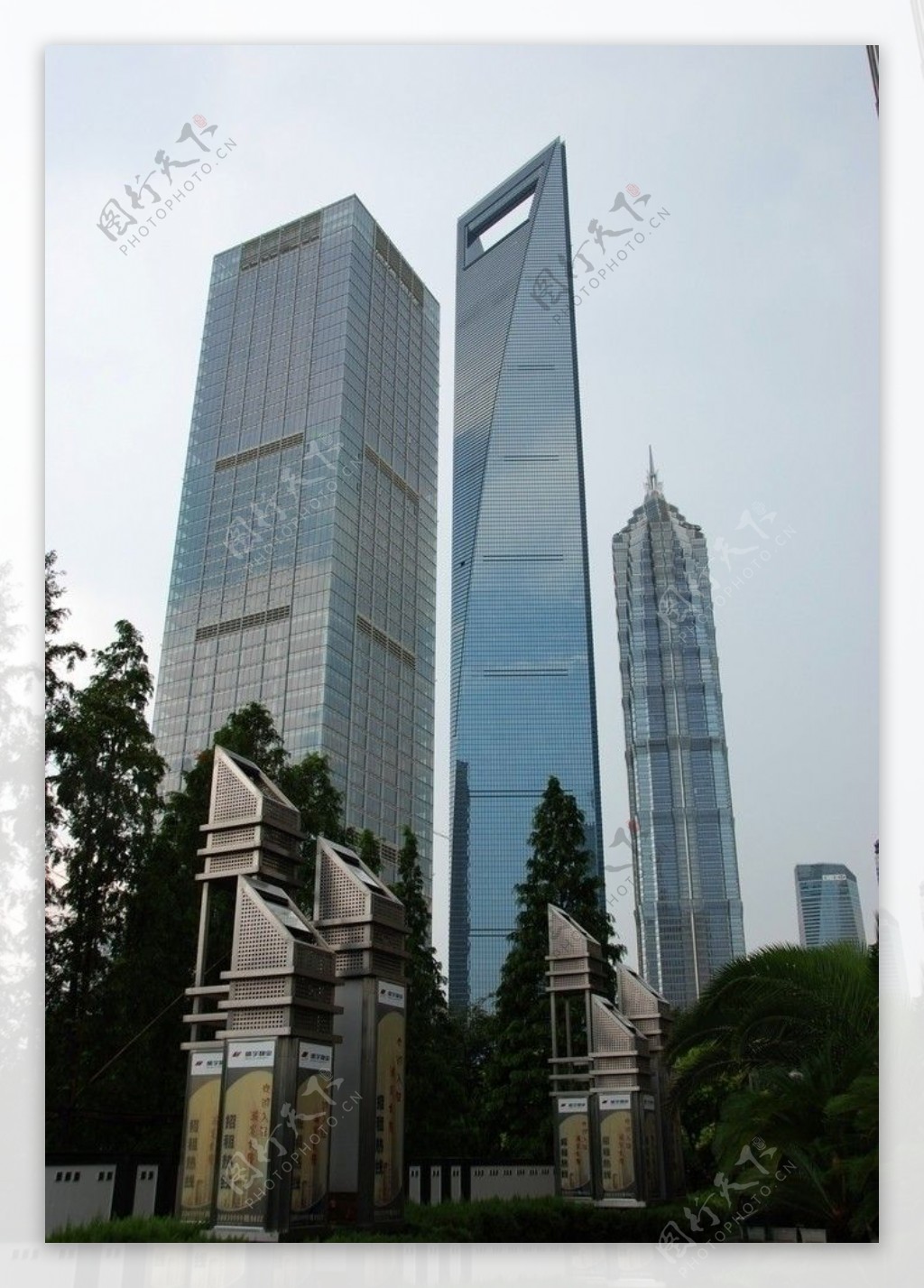 上海陆家嘴金融贸易区摩天楼群图片