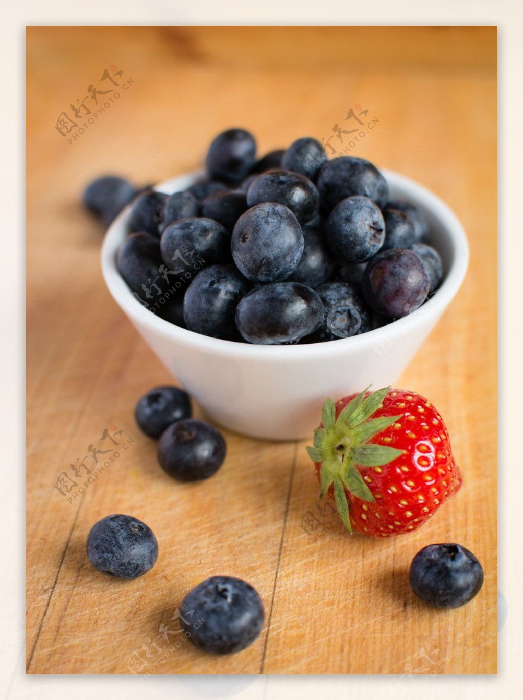 草莓和蓝莓图片