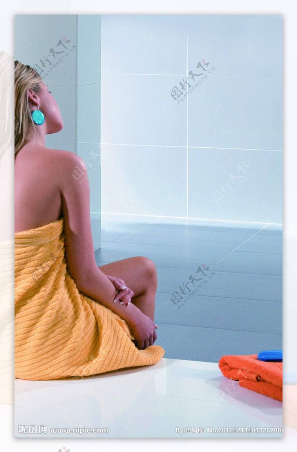 女人等洗澡图片