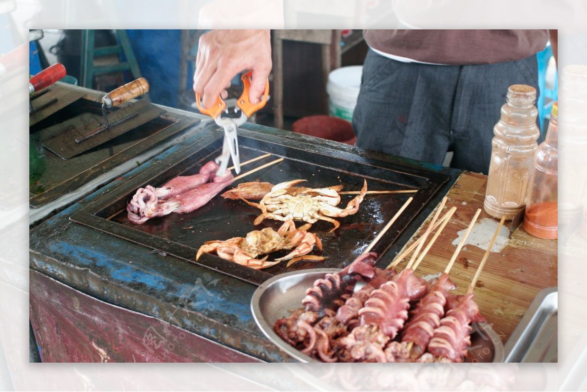 象山石浦中国渔村海边的烧烤图片