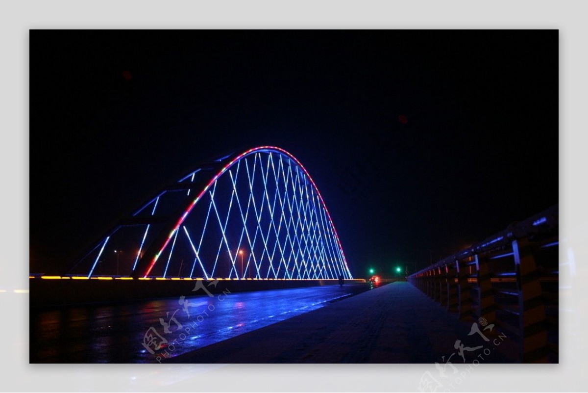 夜色中的彩虹桥图片