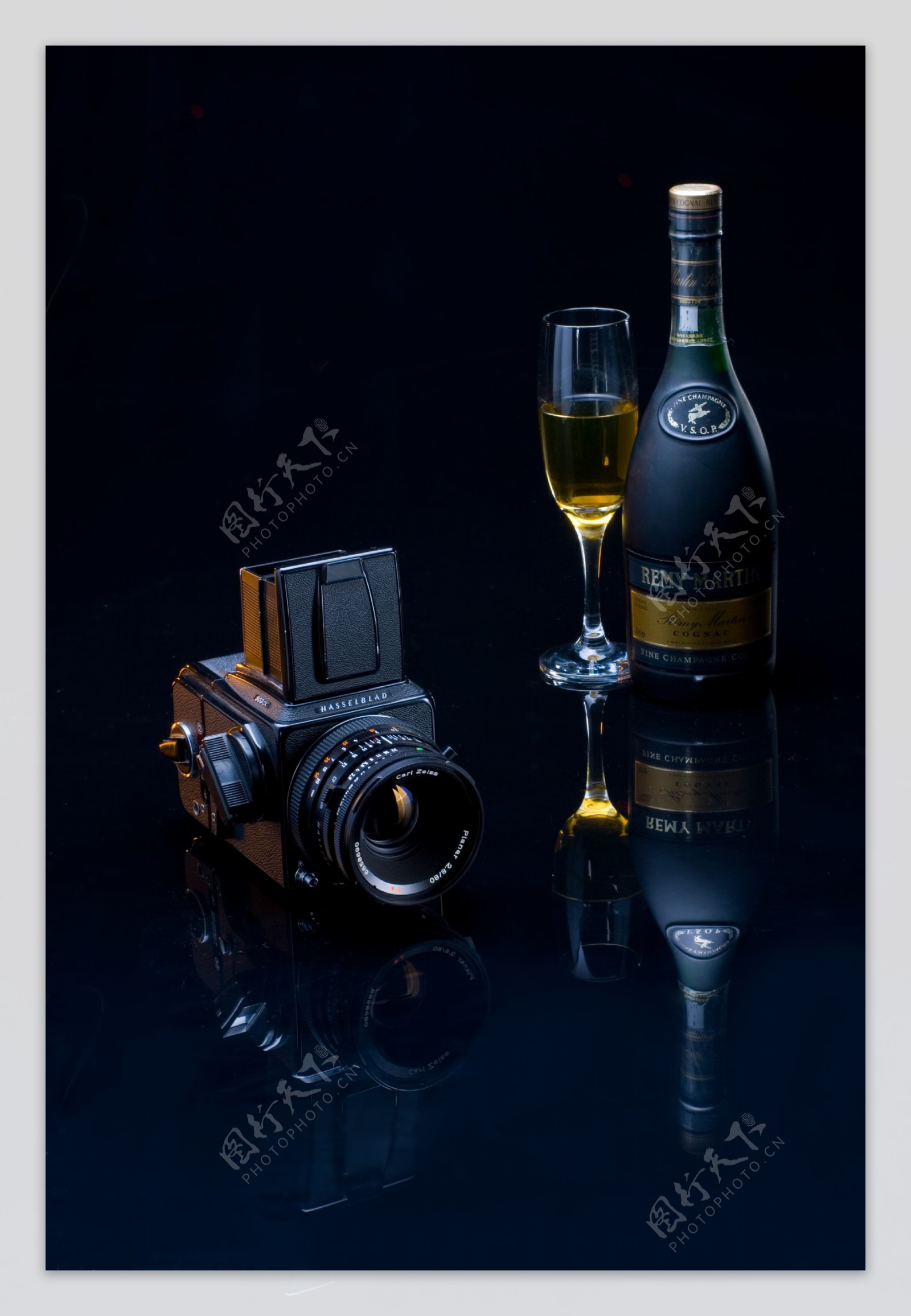 哈苏相机和洋酒图片