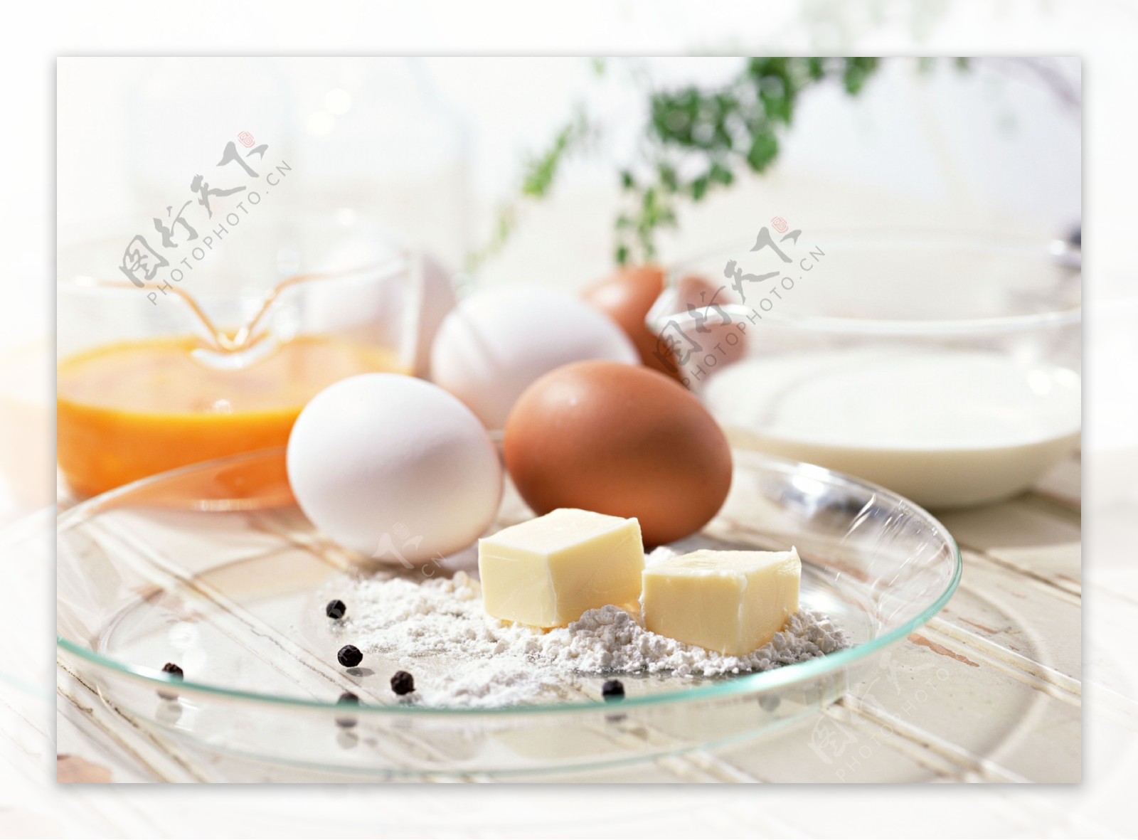 鸡蛋与玻璃盘子图片