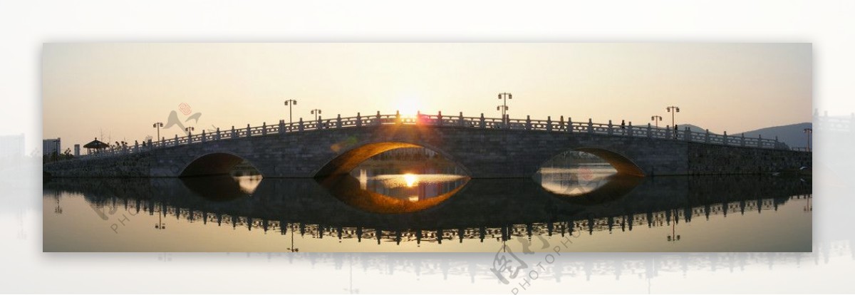 江南大学黄昏下的湖心桥图片