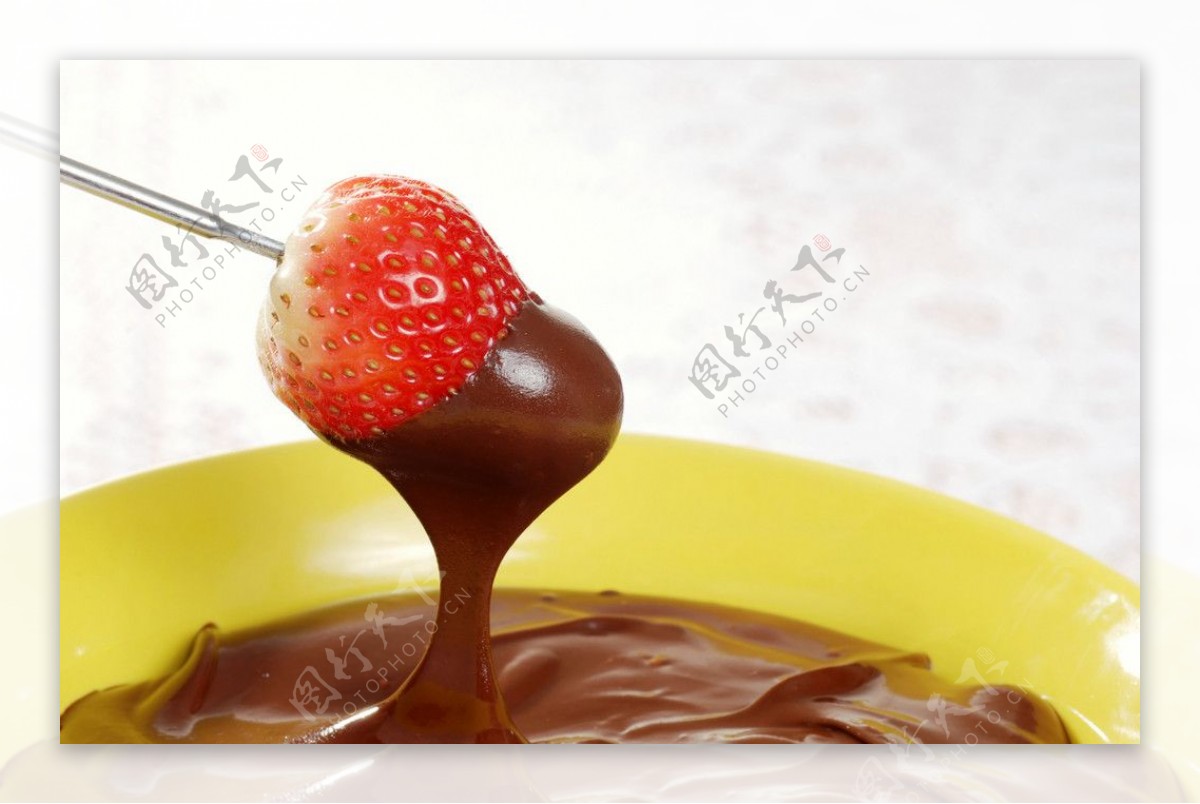草莓蘸巧克力酱图片
