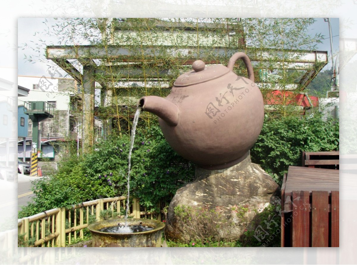 福建旅游区流水的大型茶壶图片