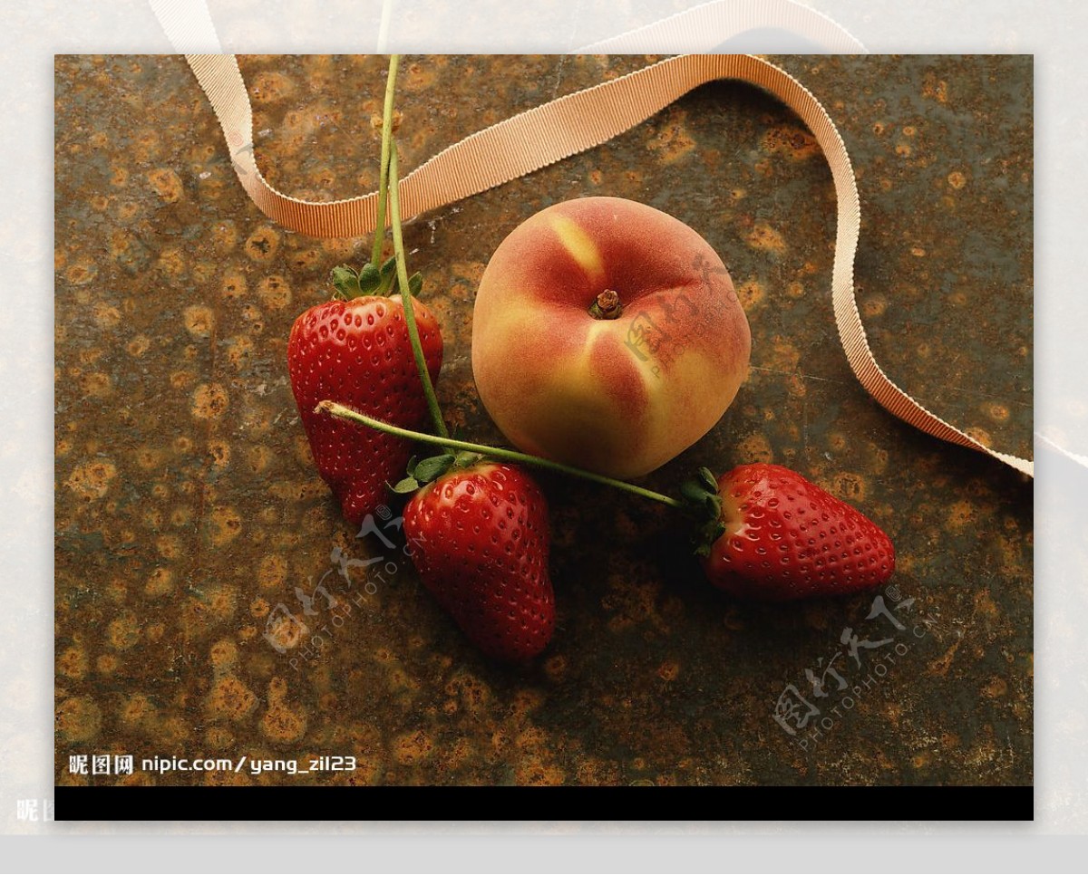 桃子草莓图片