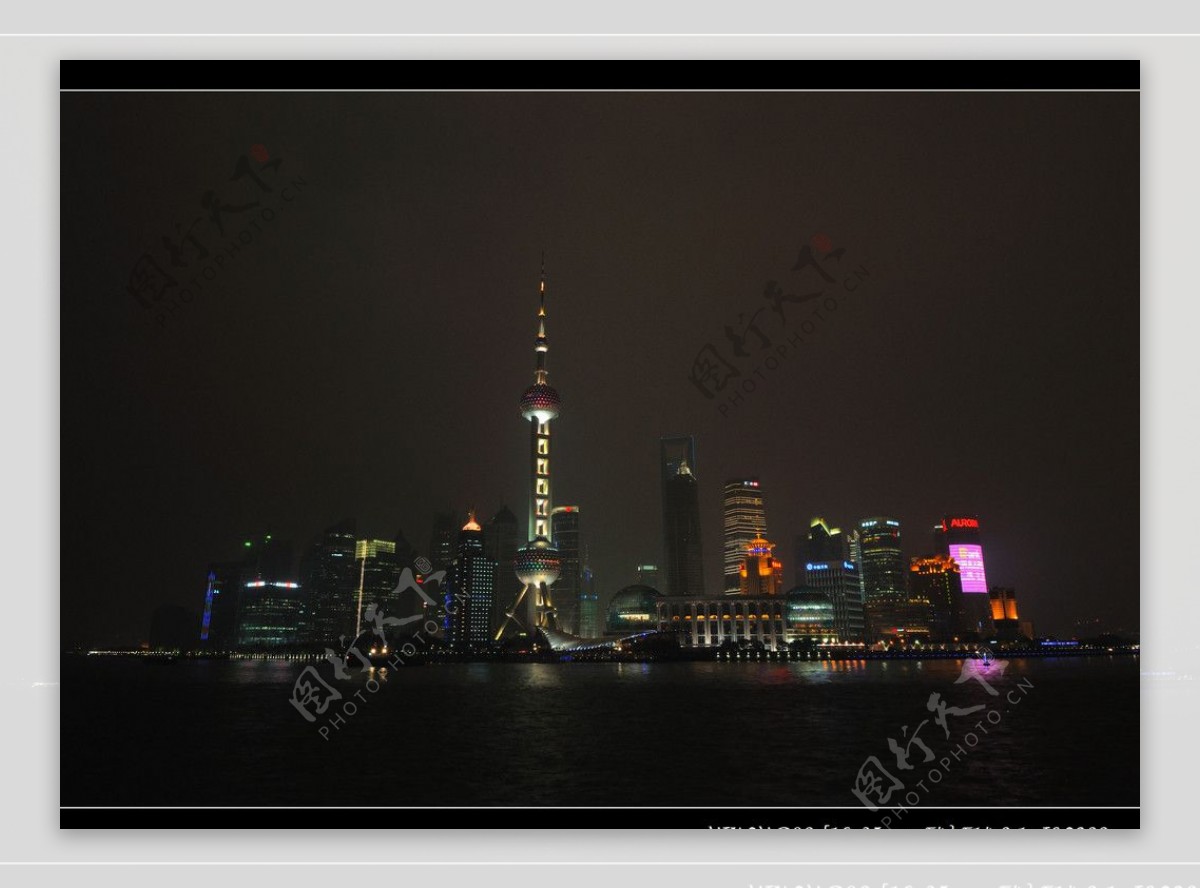 上海黄浦江畔陆家嘴夜景图片