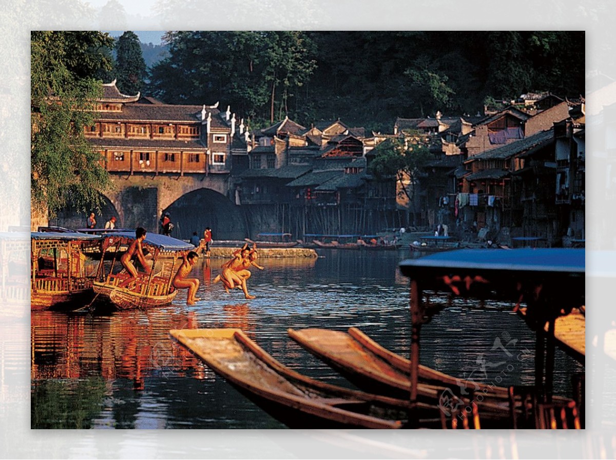 湘西凤凰沱江风景古城古建筑小孩子吊角楼红桥图片