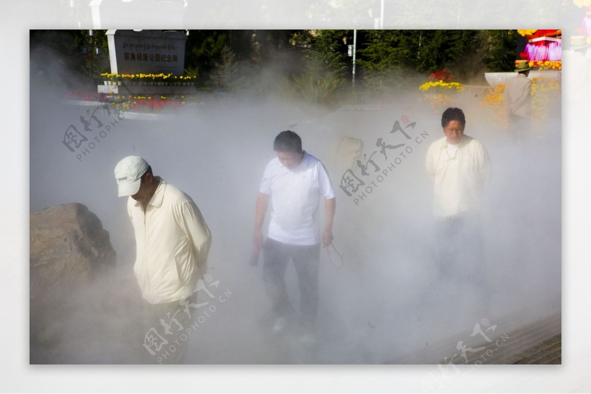 布达拉宫后面的冷雾喷泉图片