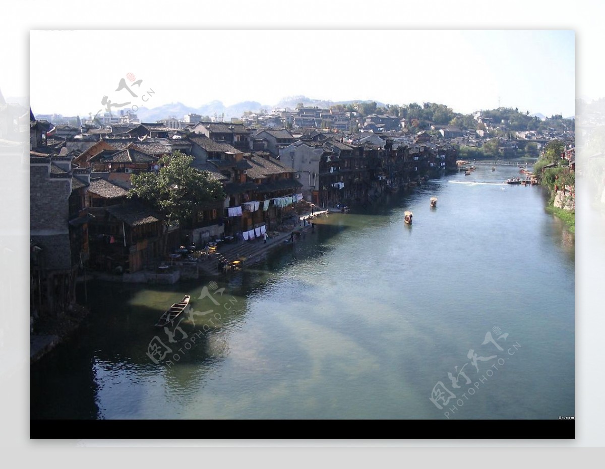 凤凰古城虹桥2楼上的沱江图片