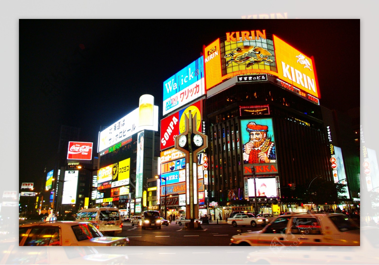 札幌市薄野夜街景图片