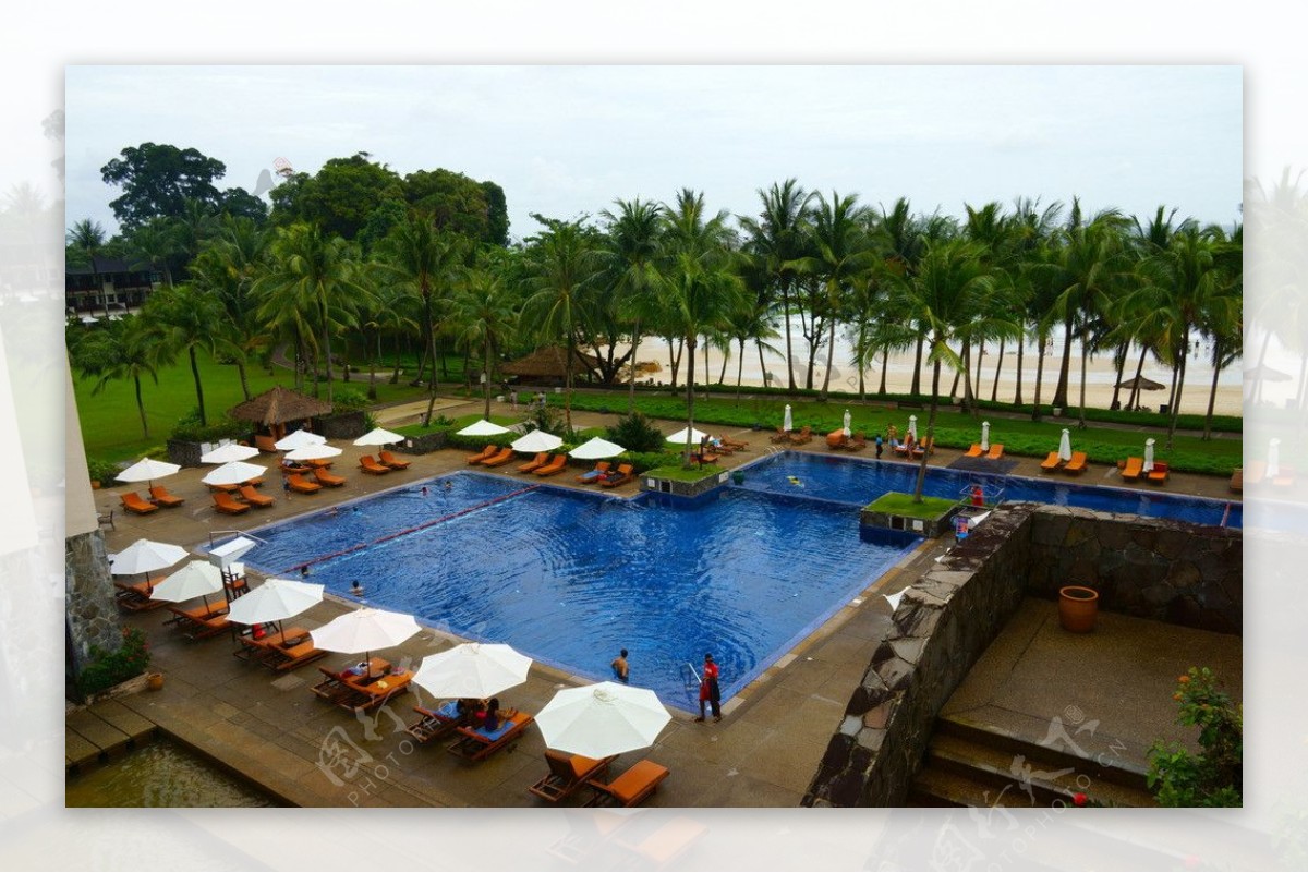 巴厘岛海边泳池图片