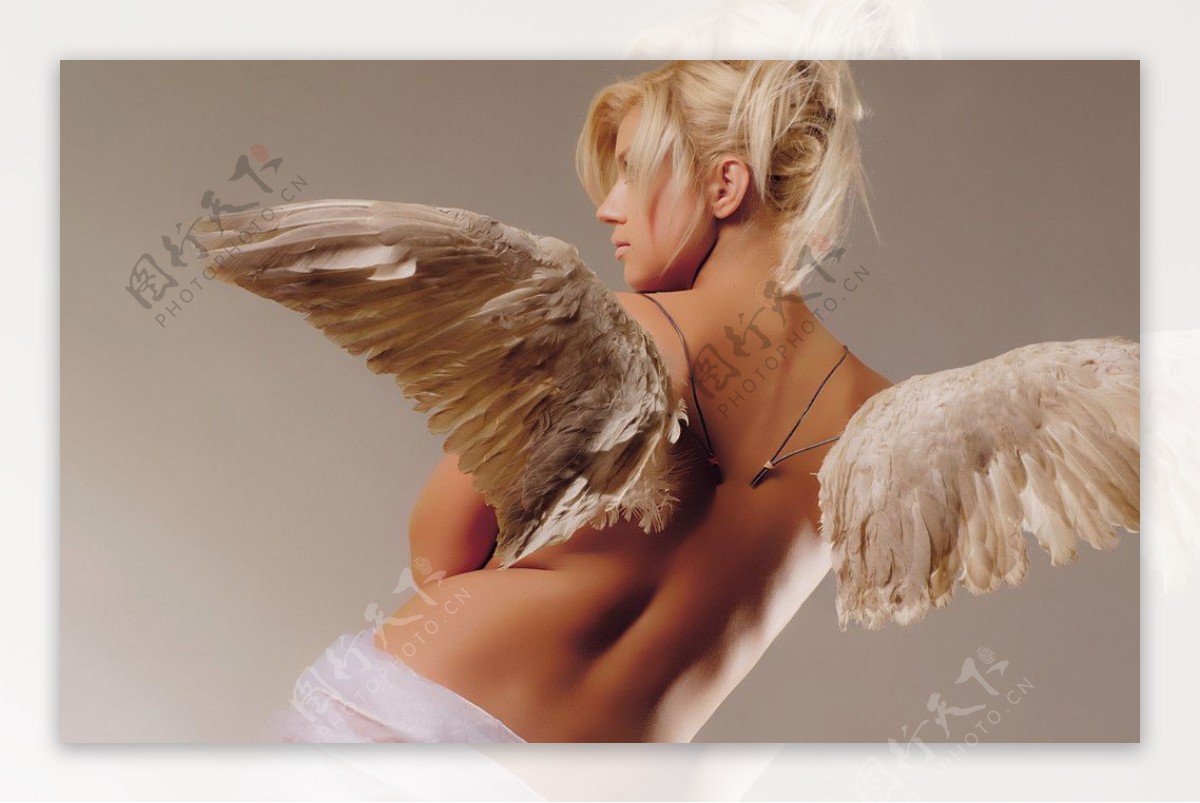 戴着天使翅膀的女孩图片