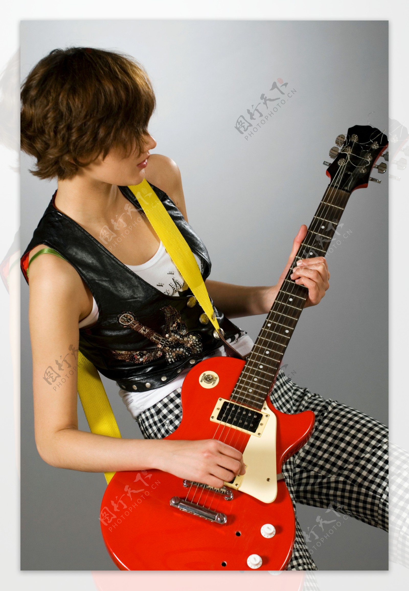 弹吉他的美女图片素材-编号14657029-图行天下