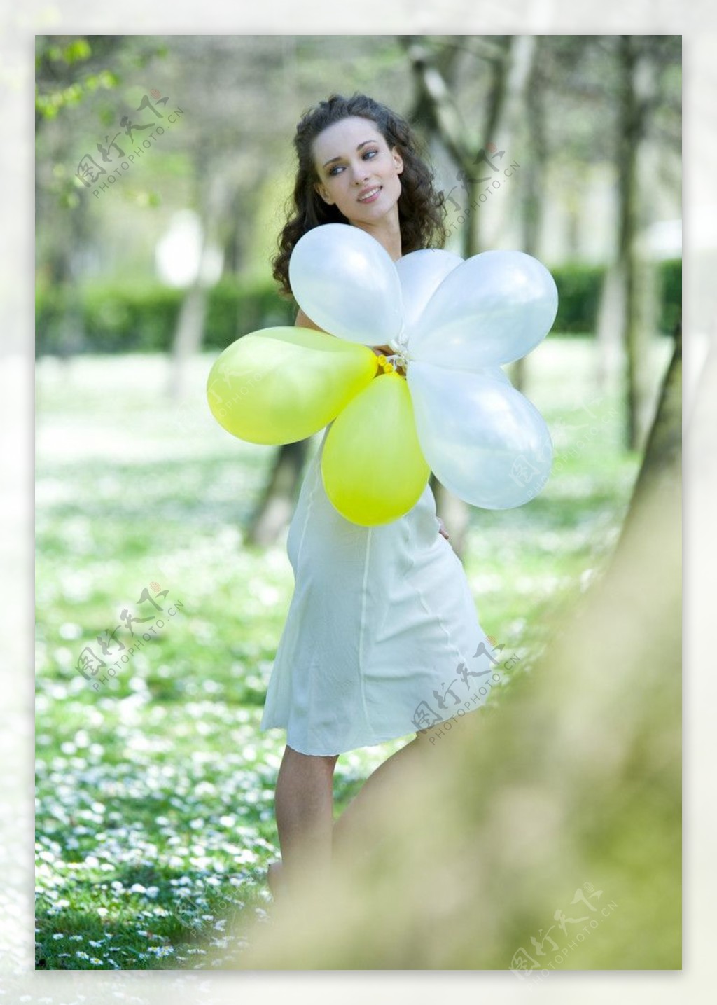 树林里手拿气球快乐的美女图片