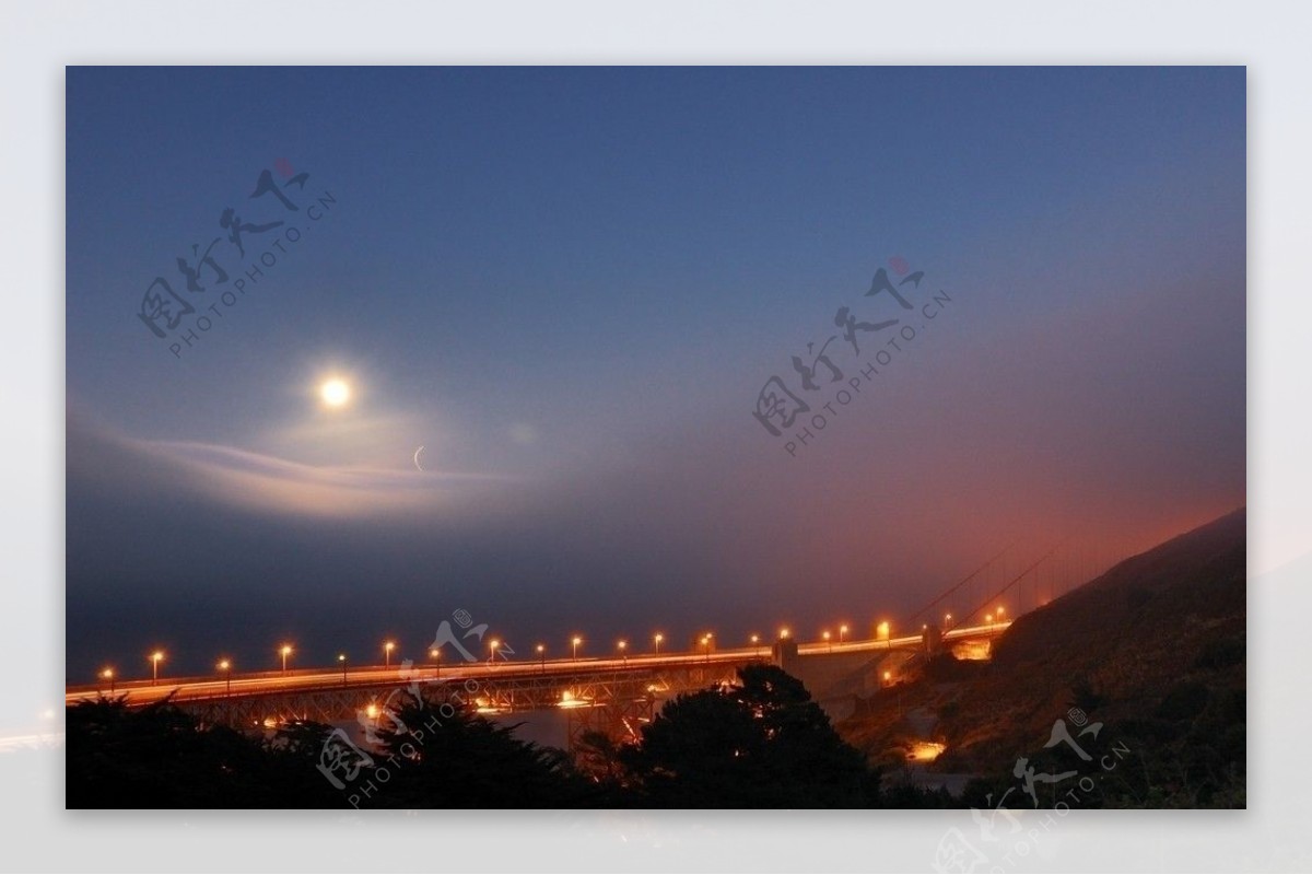 旧金山朦胧月光下的金门大桥图片