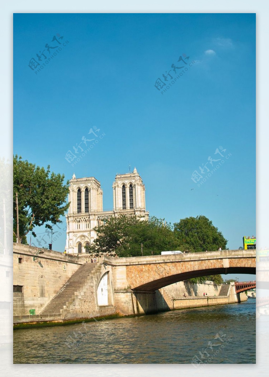 巴黎塞纳河岸边巴黎圣母院图片