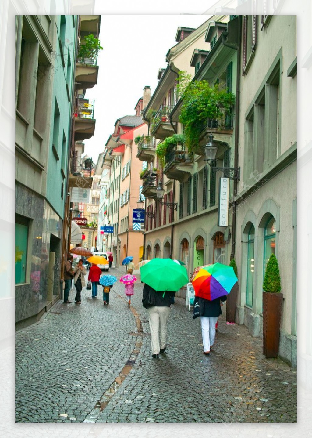 瑞士琉森雨天小街上的花傘图片