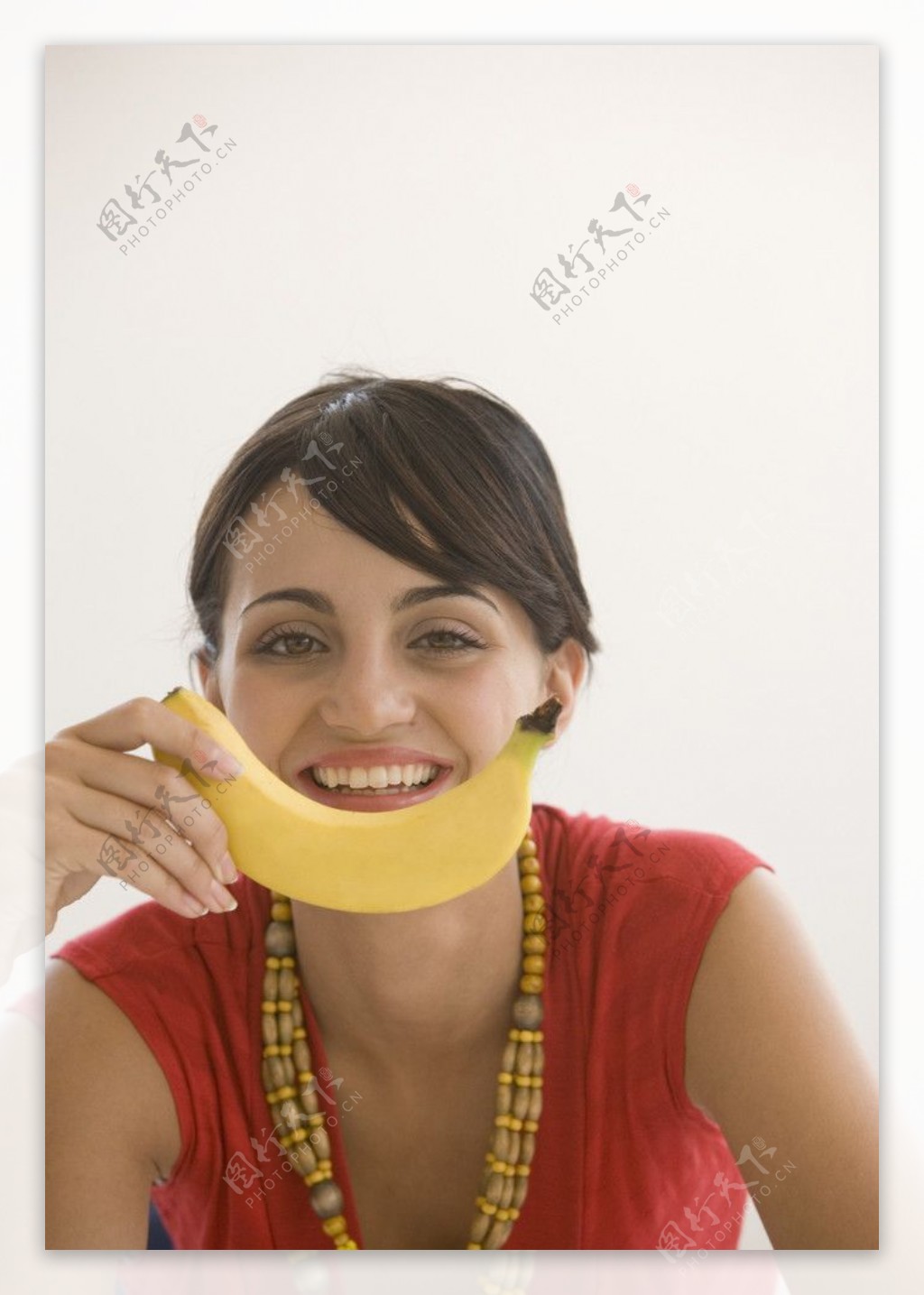 手拿香蕉的少女图片