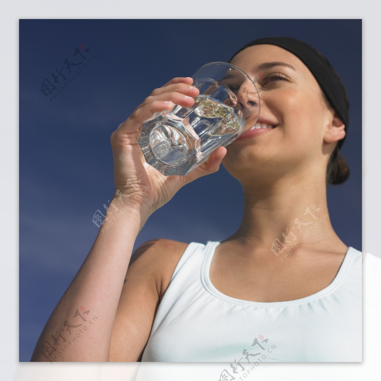 喝水的美女高清图图片