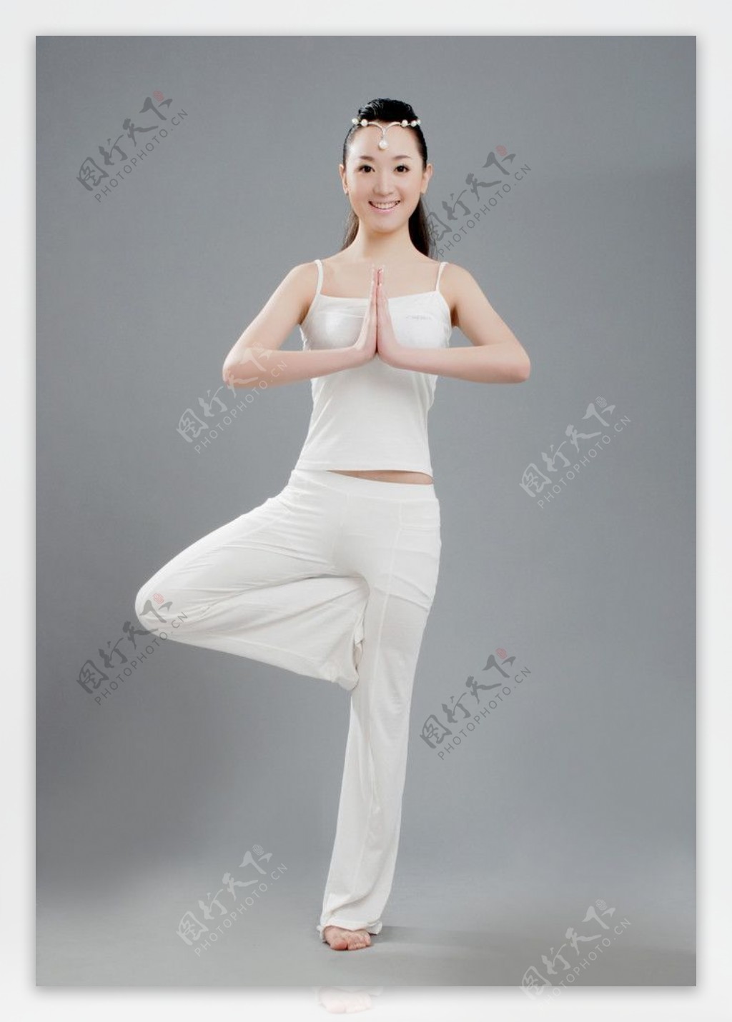 瑜伽美女三角侧伸展式图片