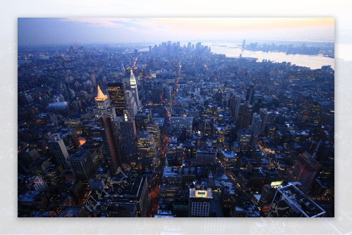 纽约初夜时分的曼哈顿夜景图片