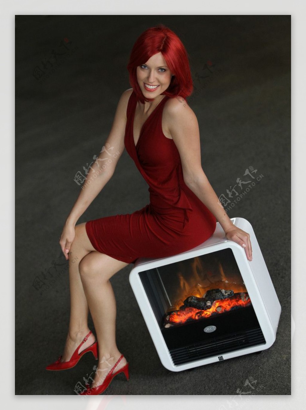 美女坐在立方体形电子取暖器上图片