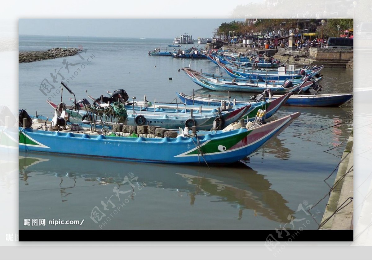 台灣淡水鎮停泊河岸的小漁船图片