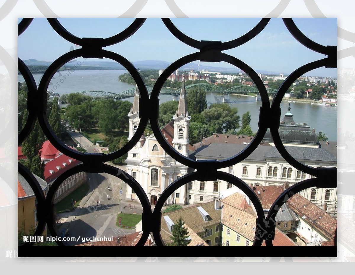 从古堡教堂看多瑙河对岸的斯洛伐克图片