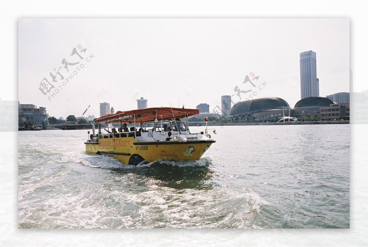 新加坡河上的观光游船图片