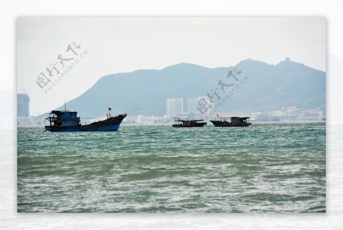 渔轮竞渡图片