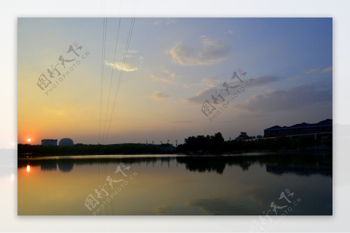 西安曲江公园落日图片